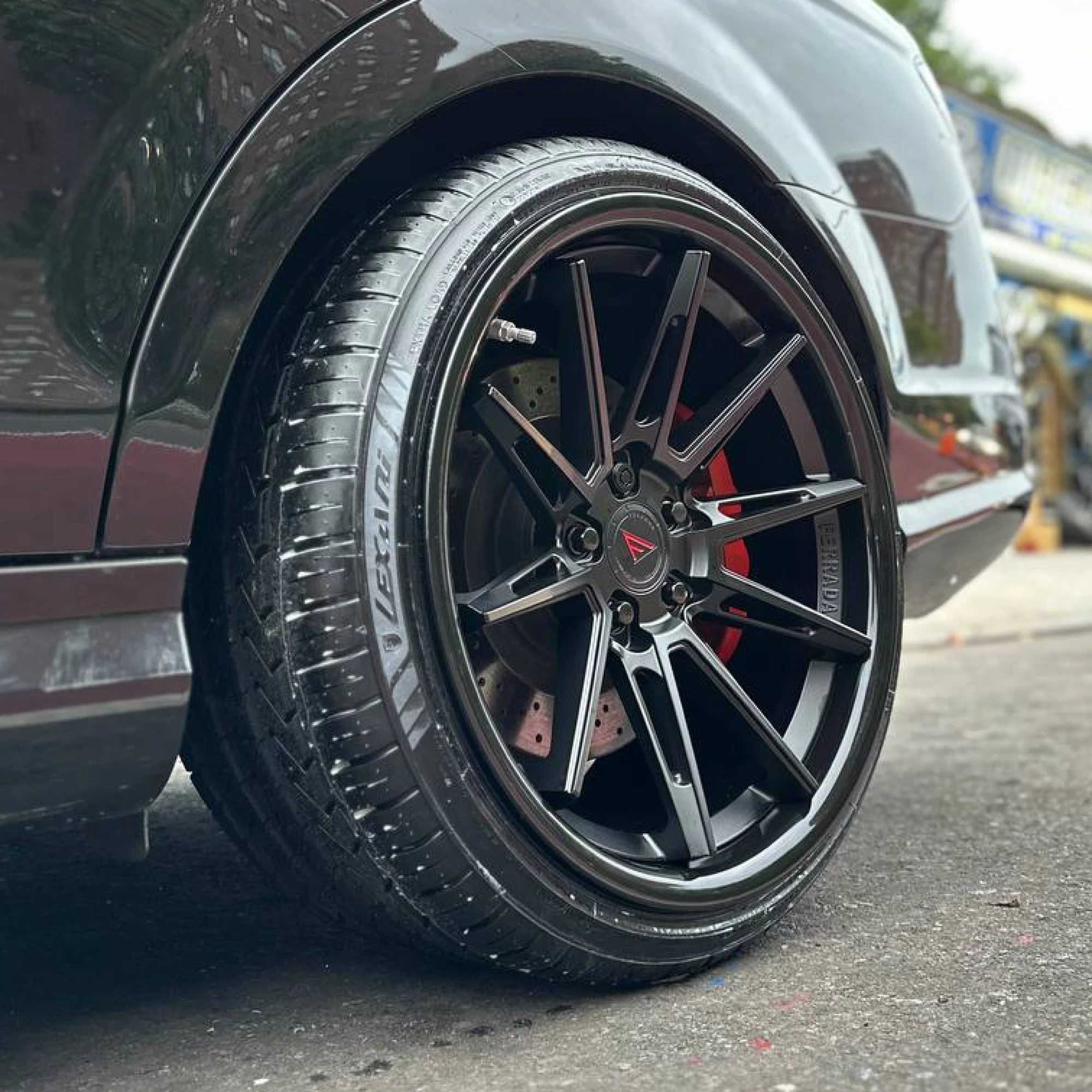 FERRADA CM2 Wheel Size 20 Matte Black with Gloss Black Lip (Wheel & Tire Package) - Image 4
